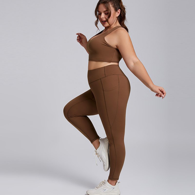 OEM Custom Plus Size Yoga Set 2 Piece Workout Outfits F209 F210 1 Curvy woman wearing plus size yoga set 2 piece workout outfits